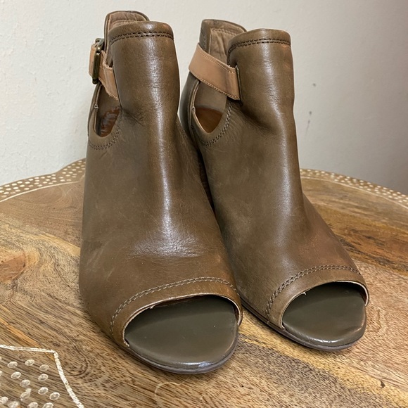 Clarks Shira Nicole Open Toed Heeled Sandals Brown and Tan Leather Ankle Booties - Picture 2 of 12